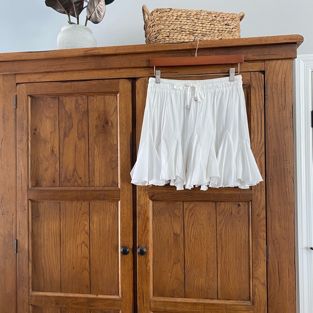 Lizard Thicket White Ruffled Mini Skort! Like New… - image 3